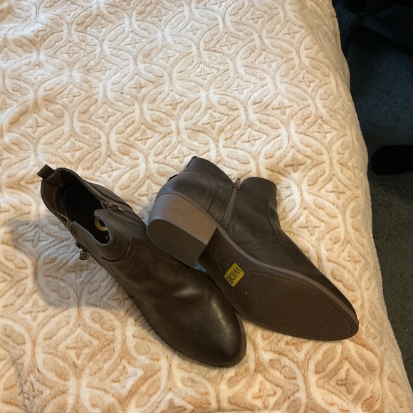 Guess Dark Brown Ankle Booties – Size 11W (Wide) Block Heel Zip Boots - Picture 3 of 4